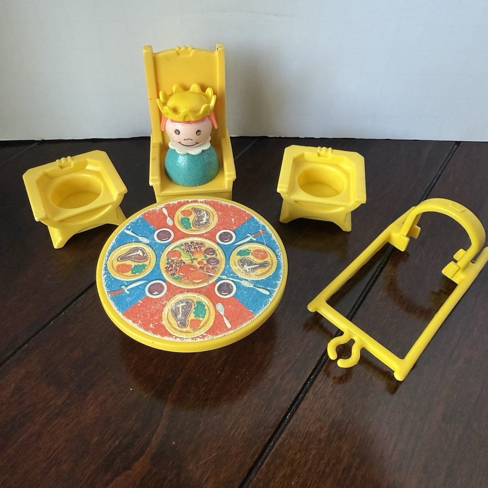 Vtg 1974 Fisher Price Little People Play Family Castle Queen & Furniture 993